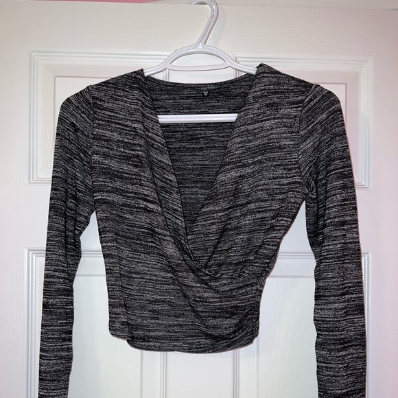 Dynamite Tops - Cropped black and white long sleeve v-neck top